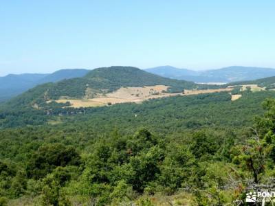 Parque Natural de Izki; pistas y senderos bastones para senderismo imagenes de campamentos de verano